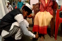 হিন্দু পুণ্যার্থীদের পা কেটে বেরোচ্ছে রক্ত , নিজের হাতে শুশ্রুষায় মুসলিম ভাইরা হিন্দু পুণ্যার্থীদের পা কেটে বেরোচ্ছে রক্ত , নিজের হাতে শুশ্রুষায় মুসলিম ভাইরা