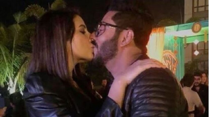 বর্ষবরণের রাতেও প্রকাশ্যে আসে রাজ-শুভশ্রীর অন্তরঙ্গ মুহুর্ত । ২০১৯-এর শেষদিন একসঙ্গে পার্টি করলেন রাজশ্রী। পার্টির ফাঁকে এক অপরের ঠোঁটে ঠোঁট রেখে ২০২০-কে স্বাগত জানালেন রাজ-শুভশ্রী। 