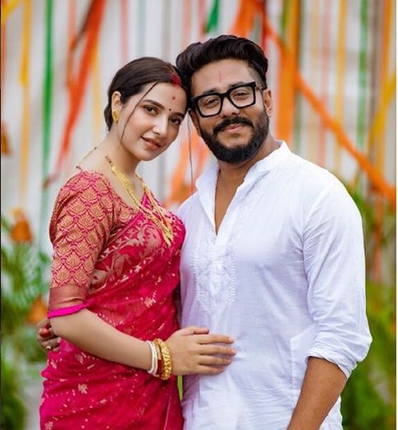 ছবিটি পোস্ট করে শুভশ্রী লেখেন, কোনও কারণ ছাড়াই তোমার হাত ধরে থাকতে ভাললাগে। তোমার চোখে তাকিয়ে সারাটা জীবন কাটিয়ে দিতে পারি। 