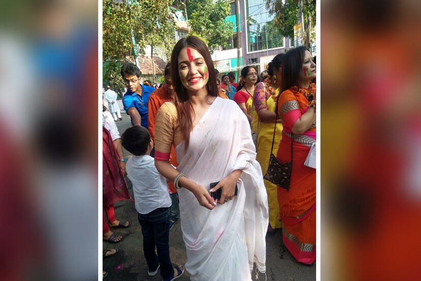 আজ দোল। রঙে রঙে সব মলিনতা মুছে যাওয়ার দিন। 
