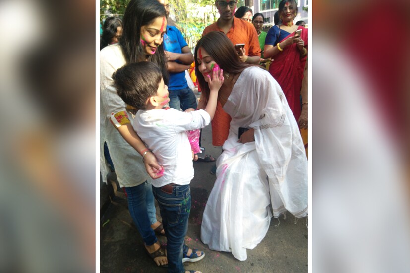 ছেলে সহজকে নিয়ে দোল উৎসবে মাতলেন প্রিয়াঙ্কা। 
