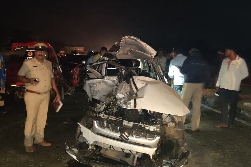 ভয়াবহ গাড়ি দুর্ঘটনায় প্রাণ গেল ১৩ জনের ৷ ঘটনাটি ঘটেছে বৃহস্পতিবার গভীর রাতে কর্ণাটকের তুমাকুরু জেলার বাইলাদাকেরে অঞ্চলে ৷ ভয়াবহ গাড়ি দুর্ঘটনায় প্রাণ গেল ১৩ জনের ৷ ঘটনাটি ঘটেছে বৃহস্পতিবার গভীর রাতে কর্ণাটকের তুমাকুরু জেলার বাইলাদাকেরে অঞ্চলে ৷