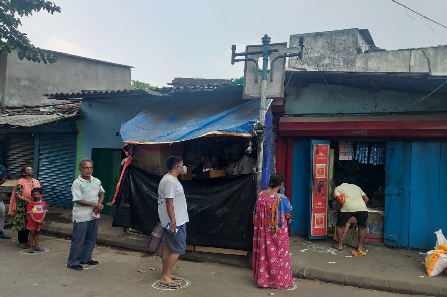 প্রধানমন্ত্রী নরেন্দ্র মোদি দেশজুড়ে লকডাউনের সিদ্ধান্ত ঘোষণা করার পরই ফের শুরু হয়েছে প্যানিক বায়িং। প্রশাসনের পক্ষ থেকে বারবার ঘোষণা করা হচ্ছে জরুরী পরিষেবা এবং মুদি দোকান, বাজার কোনও কিছুই বন্ধ রাখা হবে না আগামী ২১ দিনের লকডাউনে। তা সত্ত্বেও সেখানে মানুষ ভিড় জমাতে শুরু করেছে। তাই বারবার সতর্ক করার পরেও কাজ না হওয়ায় এবার অভিনব উদ্যোগ নিতে দেখা গেল কলকাতা পুলিশকে। প্রধানমন্ত্রী নরেন্দ্র মোদি দেশজুড়ে লকডাউনের সিদ্ধান্ত ঘোষণা করার পরই ফের শুরু হয়েছে প্যানিক বায়িং। প্রশাসনের পক্ষ থেকে বারবার ঘোষণা করা হচ্ছে জরুরী পরিষেবা এবং মুদি দোকান, বাজার কোনও কিছুই বন্ধ রাখা হবে না আগামী ২১ দিনের লকডাউনে। তা সত্ত্বেও সেখানে মানুষ ভিড় জমাতে শুরু করেছে। তাই বারবার সতর্ক করার পরেও কাজ না হওয়ায় এবার অভিনব উদ্যোগ নিতে দেখা গেল কলকাতা পুলিশকে।