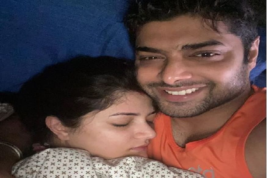 করোনার জেরে গোটা দেশ এখন ঘরবন্দি ৷ সাধারণ মানুষ থেকে সেলেব সবাই এখন নিজেদেরকে আটকে রেখেছেন ঘরে ৷ আর এটাই তাঁদের মি-টাইম ৷ করোনার জেরে গোটা দেশ এখন ঘরবন্দি ৷ সাধারণ মানুষ থেকে সেলেব সবাই এখন নিজেদেরকে আটকে রেখেছেন ঘরে ৷ আর এটাই তাঁদের মি-টাইম ৷