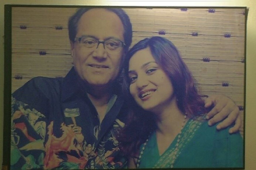প্রথম দেখা রবি ঘোষের সঙ্গে ছদ্দবেশীর কল শো’তে। একজন নবাগতা। অন্যজনের পড়া হয়ে গিয়েছে বহু চরিত্রের মুখোশ। তখন কেউ ভাবেননি সেই দেখার রেশ ২৫ বছর পরেও রয়ে যাবে। ইতিহাসই তৈরি করেছেন দীপঙ্কর-দোলন৷ বিয়ের পরে দোলনের প্রথম জন্মদিনের সাক্ষাী থাকল নিজউ ১৮ বাংলা৷ প্রথম দেখা রবি ঘোষের সঙ্গে ছদ্দবেশীর কল শো’তে। একজন নবাগতা। অন্যজনের পড়া হয়ে গিয়েছে বহু চরিত্রের মুখোশ। তখন কেউ ভাবেননি সেই দেখার রেশ ২৫ বছর পরেও রয়ে যাবে। ইতিহাসই তৈরি করেছেন দীপঙ্কর-দোলন৷ বিয়ের পরে দোলনের প্রথম জন্মদিনের সাক্ষাী থাকল নিজউ ১৮ বাংলা৷