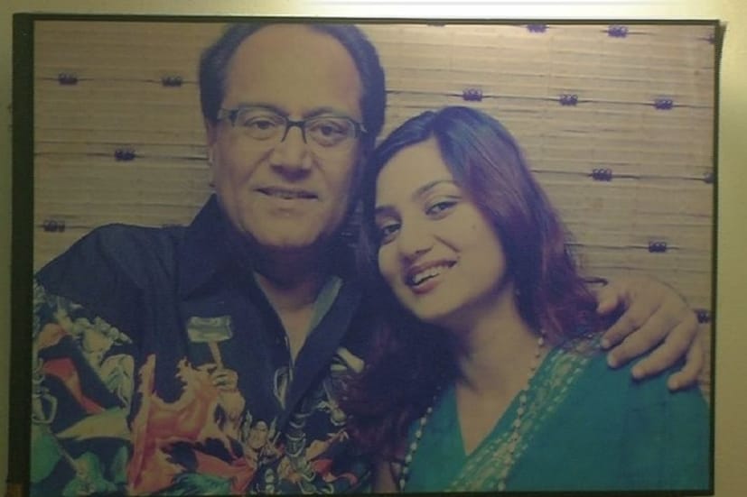 প্রথম দেখা রবি ঘোষের সঙ্গে ছদ্দবেশীর কল শো’তে। একজন নবাগতা। অন্যজনের পড়া হয়ে গিয়েছে বহু চরিত্রের মুখোশ। তখন কেউ ভাবেননি সেই দেখার রেশ ২৫ বছর পরেও রয়ে যাবে। ইতিহাসই তৈরি করেছেন দীপঙ্কর-দোলন৷ বিয়ের পরে দোলনের প্রথম জন্মদিনের সাক্ষাী থাকল নিজউ ১৮ বাংলা৷