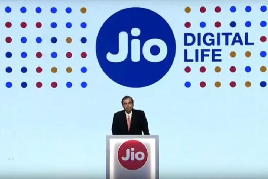 করোনা ভাইরাসের সতর্কতায় সরকারি- বেসরকারি অনেক সংস্থাই তাদের কর্মীদের বাড়ি থেকে কাজ করার পরামর্শ দিচ্ছে৷ আবার পরিবার থেকে যাঁরা দূরে রয়েছেন, তাঁরাও কার্যত বিচ্ছিন্ন হয়ে পড়েছেন৷ এমন পরিস্থিতিতে গ্রাহকদের স্বার্থে বেশ কিছু প্ল্যানে সুবিধা দ্বিগুন করে দিল জিও৷ রিলায়েন্স জিও-র তরফে একটি বিবৃতি জারি করে বলা হয়েছে, করোনা ভাইরাসের জেরে যেহেতু এখন অনেককেই বাড়ি থেকে কাজ করতে হচ্ছে এবং পরিবারের সদস্যদের সঙ্গেও যোগাযোগ বাড়াতে হচ্ছে, তাই গ্রাহকদের সুবিধার্থে বেশ কিছু প্ল্যানে অতিরিক্ত ডেটা এবং জিও-র বাইরে অন্য নেটওয়ার্কে ফোন করার জন্য টকটাইম বাড়ানো হচ্ছে৷ PHOTO- FILE করোনা ভাইরাসের সতর্কতায় সরকারি- বেসরকারি অনেক সংস্থাই তাদের কর্মীদের বাড়ি থেকে কাজ করার পরামর্শ দিচ্ছে৷ আবার পরিবার থেকে যাঁরা দূরে রয়েছেন, তাঁরাও কার্যত বিচ্ছিন্ন হয়ে পড়েছেন৷ এমন পরিস্থিতিতে গ্রাহকদের স্বার্থে বেশ কিছু প্ল্যানে সুবিধা দ্বিগুন করে দিল জিও৷ রিলায়েন্স জিও-র তরফে একটি বিবৃতি জারি করে বলা হয়েছে, করোনা ভাইরাসের জেরে যেহেতু এখন অনেককেই বাড়ি থেকে কাজ করতে হচ্ছে এবং পরিবারের সদস্যদের সঙ্গেও যোগাযোগ বাড়াতে হচ্ছে, তাই গ্রাহকদের সুবিধার্থে বেশ কিছু প্ল্যানে অতিরিক্ত ডেটা এবং জিও-র বাইরে অন্য নেটওয়ার্কে ফোন করার জন্য টকটাইম বাড়ানো হচ্ছে৷ PHOTO- FILE