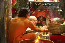 দুধ দিয়ে চৌকাঠ ধুয়ে, শাড়ি দিয়ে নিজে হাতে মায়ের আরতি করলেন অমিত শাহ