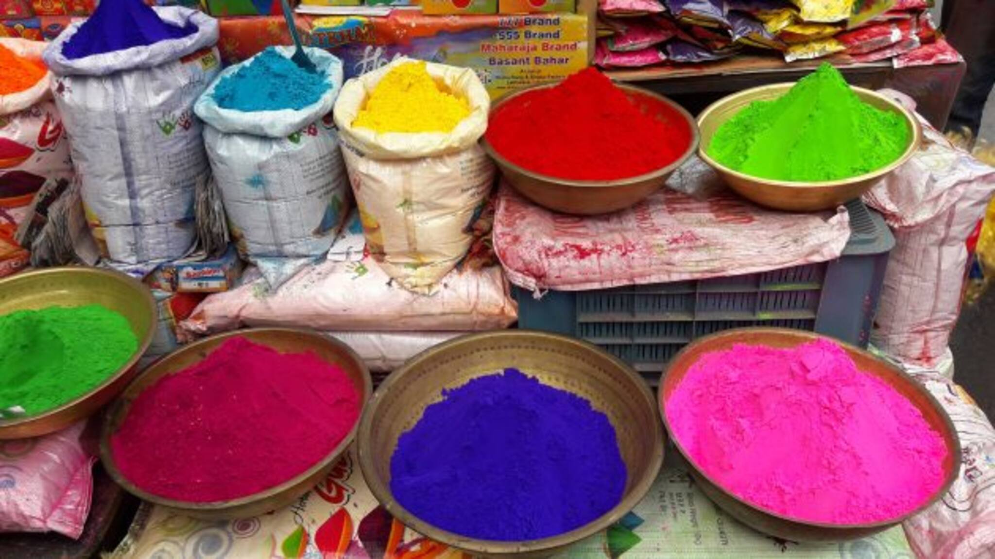 দোল পূর্ণিমায় রঙ না খেলাই রীতি! এই প্রথা কোন শহরের জানেন কি?