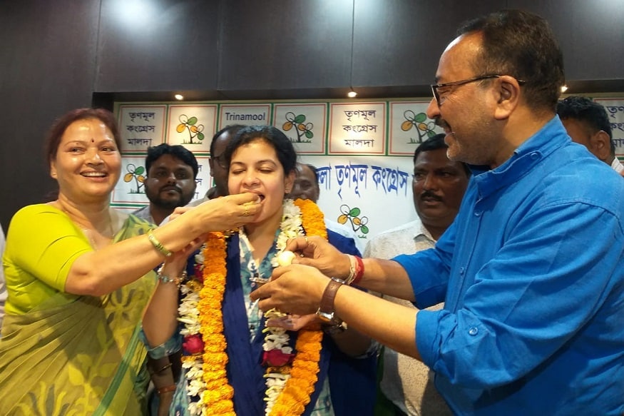 মৌসমে আস্থা মমতার। রবিবার আন্তর্জাতিক নারী দিবসে রাজ্যসভায় তৃণমূলের প্রার্থী হিসেবে মৌসমের নামে অনুমোদন দিলেন তৃণমূল সুপ্রিমো মমতা বন্দ্যোপাধ্যায়। এদিন তৃণমূলের তরফে প্রথম দফায় চারজনের নাম ঘোষণা করা হয়েছে। এর মধ্যে অবশ্যই উল্লেখযোগ্য নাম মৌসম বেনজির নূর। Photo and Story: Sebak Deb Sharma মৌসমে আস্থা মমতার। রবিবার আন্তর্জাতিক নারী দিবসে রাজ্যসভায় তৃণমূলের প্রার্থী হিসেবে মৌসমের নামে অনুমোদন দিলেন তৃণমূল সুপ্রিমো মমতা বন্দ্যোপাধ্যায়। এদিন তৃণমূলের তরফে প্রথম দফায় চারজনের নাম ঘোষণা করা হয়েছে। এর মধ্যে অবশ্যই উল্লেখযোগ্য নাম মৌসম বেনজির নূর। Photo and Story: Sebak Deb Sharma