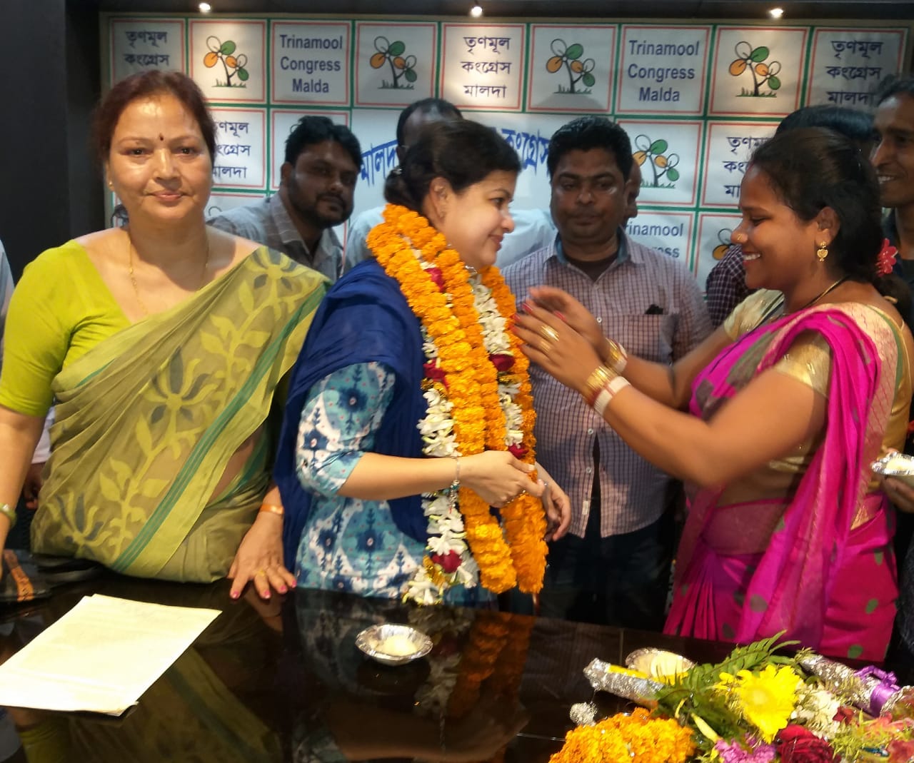 এদিকে রাজ্যসভার সাংসদ হিসাবে মনোনয়ন দেওয়ায় খুশি মৌসম বেনজির নূর। তিনি বলেন, ‘‘বিশ্ব নারী দিবসে এটা একটা বড় সম্মান। এর আগে লোকসভা ভোটে হেরে গিয়ে ধাক্কা খেয়েছিলাম । কিন্তু জানতাম নেত্রী ভালোবাসেন । নেত্রী ফের সংসদে যাওয়ার সুযোগ করে দিলেন । আমি কৃতজ্ঞ। আগামী দিনে পুরসভা ভোটে এবং বিধানসভা ভোটে ভালো ফল করার চেষ্টা করব । জেলা সভাপতির পাশাপাশি সংসদ হিসেবে আমার দায়িত্ব আরো বাড়ল।’’ মৌসম প্রতিক্রিয়ায় এদিন আরও বলেন, ‘‘রাজ্যসভায় মালদহের নদী ভাঙ্গন সমস্যা, রেলের নতুন কিছু স্টপেজের দাবি জানাব।’’এদিন বিকেল থেকেই মৌসুম নূর এর অফিসে ফুল , মালা তাঁকে বরণ করেন অনুগামীরা। চলে মিষ্টিমুখ । তবে জেলার নেতাদের কাউকেই সেভাবে চোখে পড়েনি। এদিকে রাজ্যসভার সাংসদ হিসাবে মনোনয়ন দেওয়ায় খুশি মৌসম বেনজির নূর। তিনি বলেন, ‘‘বিশ্ব নারী দিবসে এটা একটা বড় সম্মান। এর আগে লোকসভা ভোটে হেরে গিয়ে ধাক্কা খেয়েছিলাম । কিন্তু জানতাম নেত্রী ভালোবাসেন । নেত্রী ফের সংসদে যাওয়ার সুযোগ করে দিলেন । আমি কৃতজ্ঞ। আগামী দিনে পুরসভা ভোটে এবং বিধানসভা ভোটে ভালো ফল করার চেষ্টা করব । জেলা সভাপতির পাশাপাশি সংসদ হিসেবে আমার দায়িত্ব আরো বাড়ল।’’ মৌসম প্রতিক্রিয়ায় এদিন আরও বলেন, ‘‘রাজ্যসভায় মালদহের নদী ভাঙ্গন সমস্যা, রেলের নতুন কিছু স্টপেজের দাবি জানাব।’’এদিন বিকেল থেকেই মৌসুম নূর এর অফিসে ফুল , মালা তাঁকে বরণ করেন অনুগামীরা। চলে মিষ্টিমুখ । তবে জেলার নেতাদের কাউকেই সেভাবে চোখে পড়েনি।