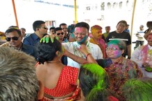 চেতলায় রঙের উৎসবে মাতলেন মেয়র ফিরহাদ হাকিম চেতলায় রঙের উৎসবে মাতলেন মেয়র ফিরহাদ হাকিম