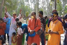 বোলপুরের সোনাঝুরির জঙ্গলে মুখে ‘মাস্ক’ পরেই বসন্ত উৎসব পালন পর্যটকদের বোলপুরের সোনাঝুরির জঙ্গলে মুখে ‘মাস্ক’ পরেই বসন্ত উৎসব পালন পর্যটকদের