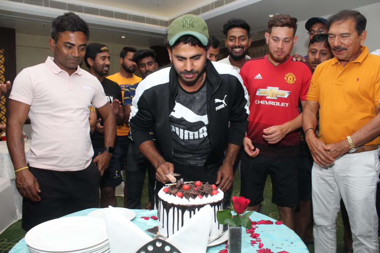 কেরিয়ারের ১০০তম রঞ্জি ম্যাচ খেলতে নামলেন মনোজ। রাজকোটে ফাইনাল শুরু হওয়ার আগে দলের পক্ষ থেকে ফুলের তোড়া দিয়ে সংবর্ধনা দেওয়া হয় মনোজকে। কেরিয়ারের ১০০তম রঞ্জি ম্যাচ খেলতে নামলেন মনোজ। রাজকোটে ফাইনাল শুরু হওয়ার আগে দলের পক্ষ থেকে ফুলের তোড়া দিয়ে সংবর্ধনা দেওয়া হয় মনোজকে।