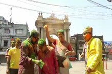 দোলে গায়ে মাখেনি একফোঁটা রঙ, হোলিতে রঙ খেলায় মাতল রাজ্যের এই শহর দোলে গায়ে মাখেনি একফোঁটা রঙ, হোলিতে রঙ খেলায় মাতল রাজ্যের এই শহর