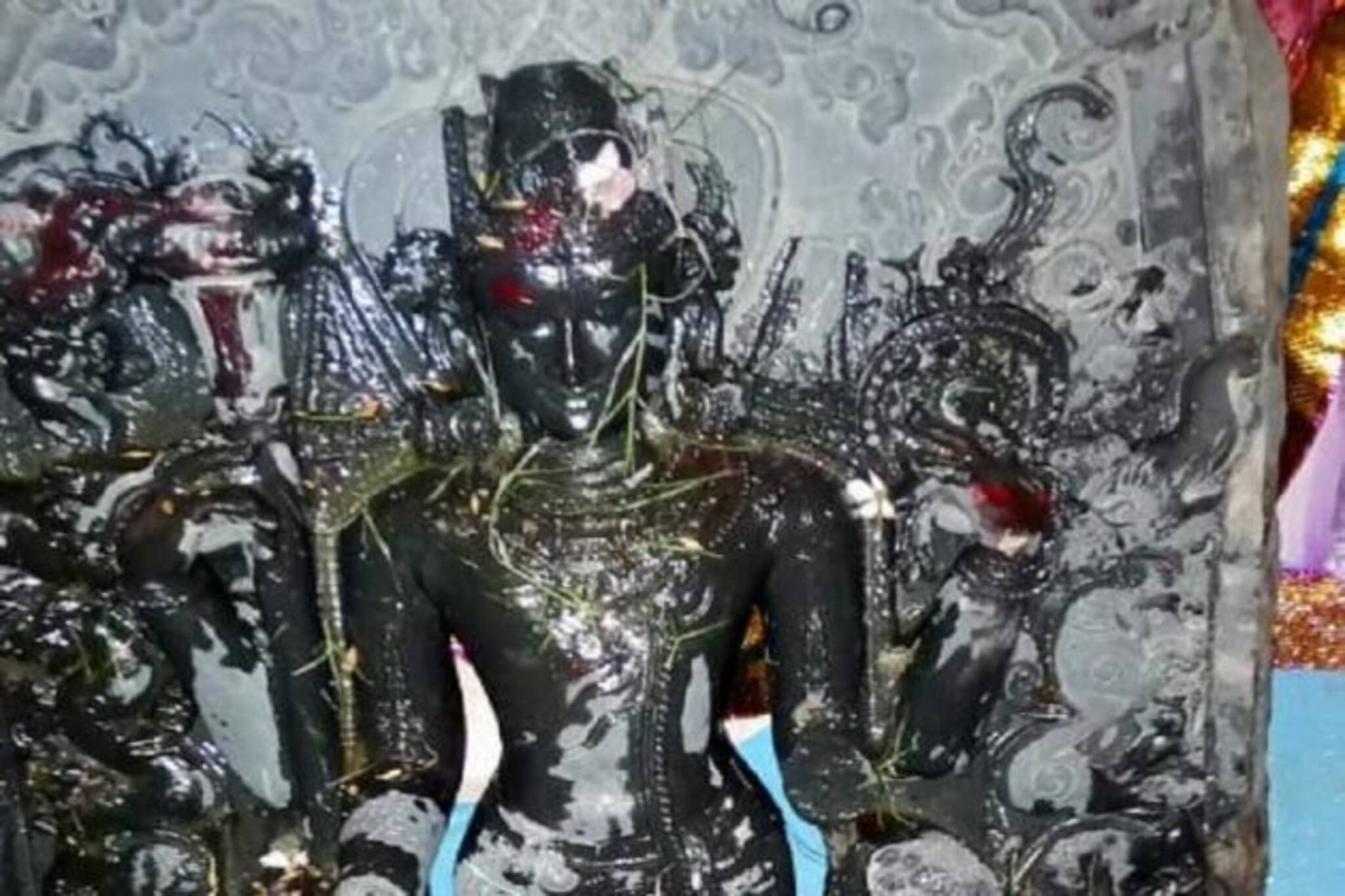 শতাব্দী প্রাচীন বিষ্ণুমূর্তি উদ্ধার,লক্ষ টাকার ‘ঐতিহাসিক’মূর্তিকে নিয়ে উচ্ছ্বাস