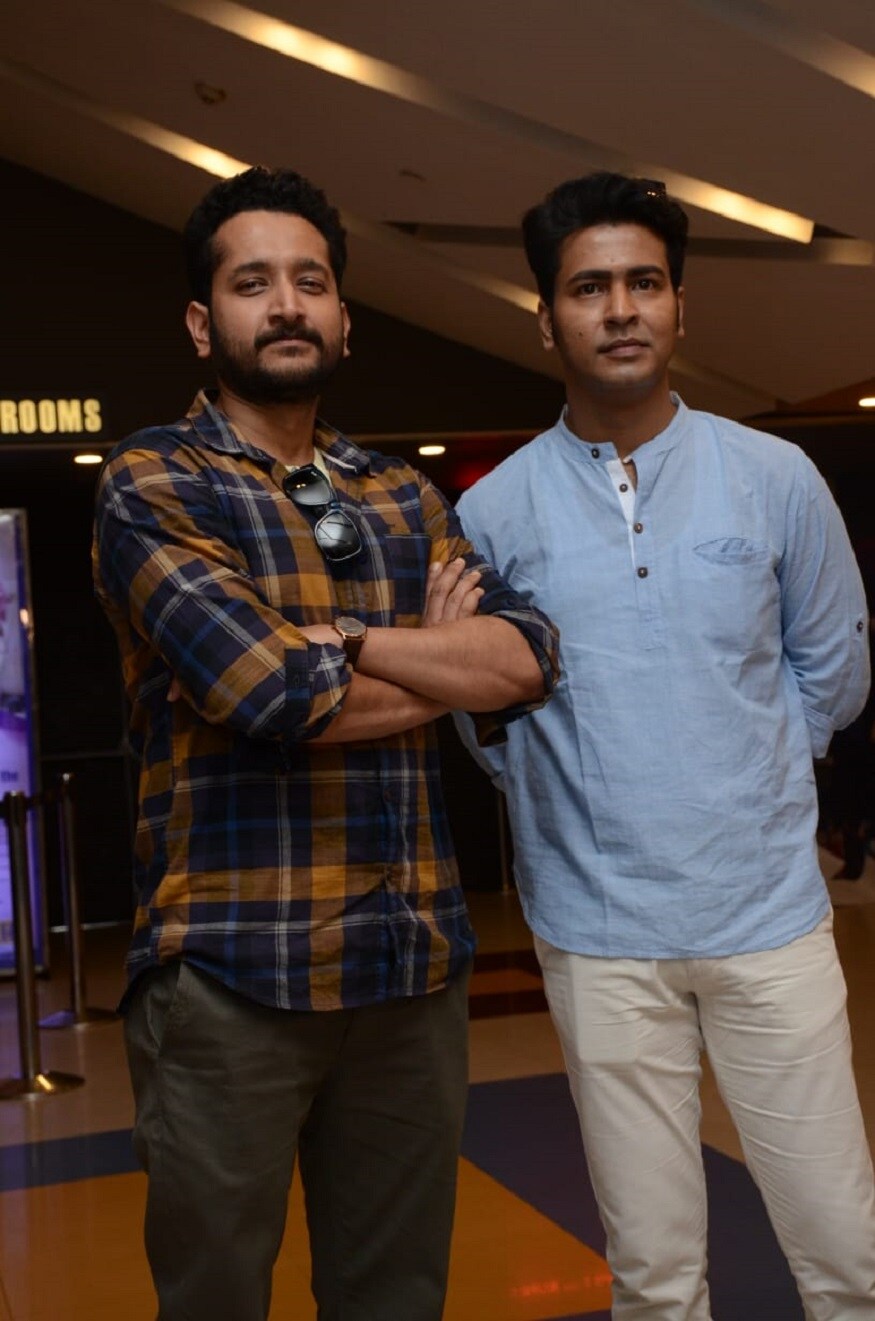 দ্বিতীয় পুরুষ একই সঙ্গে প্রশংসিত ও সমালোচিত হলেও বক্স অফিসে এখনও রমরমিয়ে ব্যবসা করছে। স্বভাবতই খোশমেজাজেই পাওয়া গেল কলাকুশালীদের। দ্বিতীয় পুরুষ একই সঙ্গে প্রশংসিত ও সমালোচিত হলেও বক্স অফিসে এখনও রমরমিয়ে ব্যবসা করছে। স্বভাবতই খোশমেজাজেই পাওয়া গেল কলাকুশালীদের।