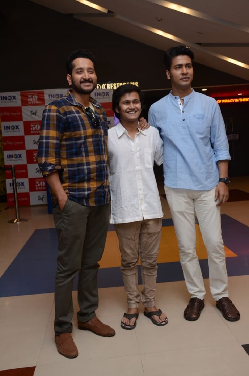 অনির্বাণ ভট্টাচার্য, পরমব্রত চট্টোপাধ্যায়, ঋতব্রত মুখোপাধ্যায় , পর্দার তিন খোকা হাজির থাকলেও দক্ষিণ আফ্রিকায় কাকাবাবুর শুটিং এ ব্যস্ত থাকায় ছিলেন না পরিচালক । অনির্বাণ ভট্টাচার্য, পরমব্রত চট্টোপাধ্যায়, ঋতব্রত মুখোপাধ্যায় , পর্দার তিন খোকা হাজির থাকলেও দক্ষিণ আফ্রিকায় কাকাবাবুর শুটিং এ ব্যস্ত থাকায় ছিলেন না পরিচালক ।