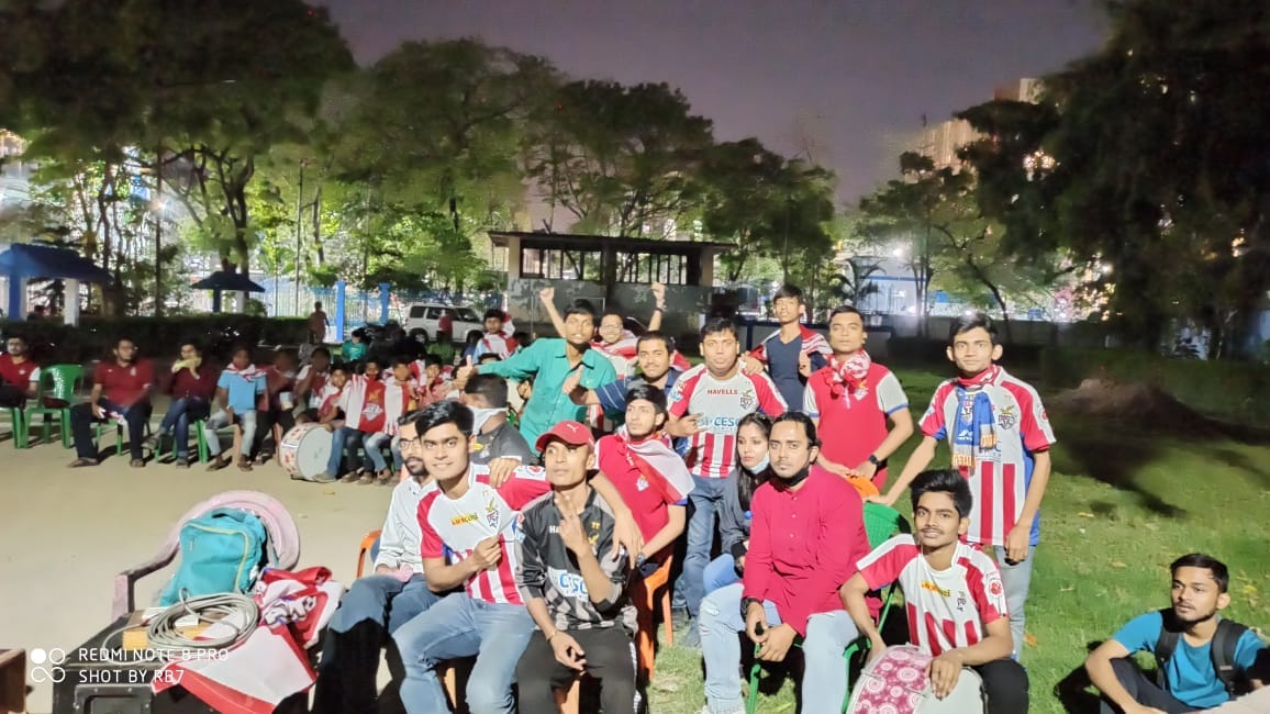 এ বছর আই লিগের রংও সবুজ-মেরুন ৷ চ্যাম্পিয়ন হয়েই আই লিগকে বিদায় মোহনবাগানের। কল্যাণী স্টেডিয়ামে বাবা দিয়াওয়ারার গোলে আইজল এফসি-কে ১-০ হারিয়ে তাদের দ্বিতীয় আই-লিগ খেতাব জিতে নিতে সফল মোহনবাগান। এটিকে-র সঙ্গে জুড়ে যাওয়ার ফলে দ্বিতীয় সারির এই ঘরোয়া লিগ থেকে বিদায় নিচ্ছে ২০১৫-১৬ সালের আই-লিগ চ্যাম্পিয়নরা। পরিসংখ্যান হয়তো এ ক্ষেত্রে অর্থহীন, তবে রেকর্ড রাখার স্বার্থে বলে রাখা, যে স্রেফ ১৬টি ম্যাচ খেলে ৩৯ পয়েন্টের পাহাড় খাড়া করে সবুজ-মেরুন। সবমিলিয়ে এ বছর জয়জয়কার বাংলার ফুটবলেরই ৷ এ বছর আই লিগের রংও সবুজ-মেরুন ৷ চ্যাম্পিয়ন হয়েই আই লিগকে বিদায় মোহনবাগানের। কল্যাণী স্টেডিয়ামে বাবা দিয়াওয়ারার গোলে আইজল এফসি-কে ১-০ হারিয়ে তাদের দ্বিতীয় আই-লিগ খেতাব জিতে নিতে সফল মোহনবাগান। এটিকে-র সঙ্গে জুড়ে যাওয়ার ফলে দ্বিতীয় সারির এই ঘরোয়া লিগ থেকে বিদায় নিচ্ছে ২০১৫-১৬ সালের আই-লিগ চ্যাম্পিয়নরা। পরিসংখ্যান হয়তো এ ক্ষেত্রে অর্থহীন, তবে রেকর্ড রাখার স্বার্থে বলে রাখা, যে স্রেফ ১৬টি ম্যাচ খেলে ৩৯ পয়েন্টের পাহাড় খাড়া করে সবুজ-মেরুন। সবমিলিয়ে এ বছর জয়জয়কার বাংলার ফুটবলেরই ৷