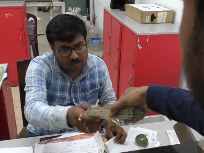 • ডাকঘর কর্মীদেরও নেই মাক্স বা হাণ্ড স্যানিটাইজার। হাতে হাত মিলিয়ে চলছে টাকার লেনদেন। 