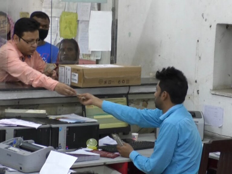 • প্রতি মূহূর্তে দরকারি কাগজপত্র হাত বদল হচ্ছে গ্রাহক আর ডাক কর্মীদের মধ্যে। কোনও হেলদোল নেই কর্তৃপক্ষের। মালদহের মুখ্য ডাকঘরে প্রতিদিন পরিষেবার প্রয়োজনে আসেন হাজারও মানুষ। ডাকঘরের পরপর সারি সারি কাউন্টারে ডাক কর্মচারীদের সঙ্গে সরাসরি কথাবার্তা, লেনদেন চলছে গ্রাহকদের। • প্রতি মূহূর্তে দরকারি কাগজপত্র হাত বদল হচ্ছে গ্রাহক আর ডাক কর্মীদের মধ্যে। কোনও হেলদোল নেই কর্তৃপক্ষের। মালদহের মুখ্য ডাকঘরে প্রতিদিন পরিষেবার প্রয়োজনে আসেন হাজারও মানুষ। ডাকঘরের পরপর সারি সারি কাউন্টারে ডাক কর্মচারীদের সঙ্গে সরাসরি কথাবার্তা, লেনদেন চলছে গ্রাহকদের।