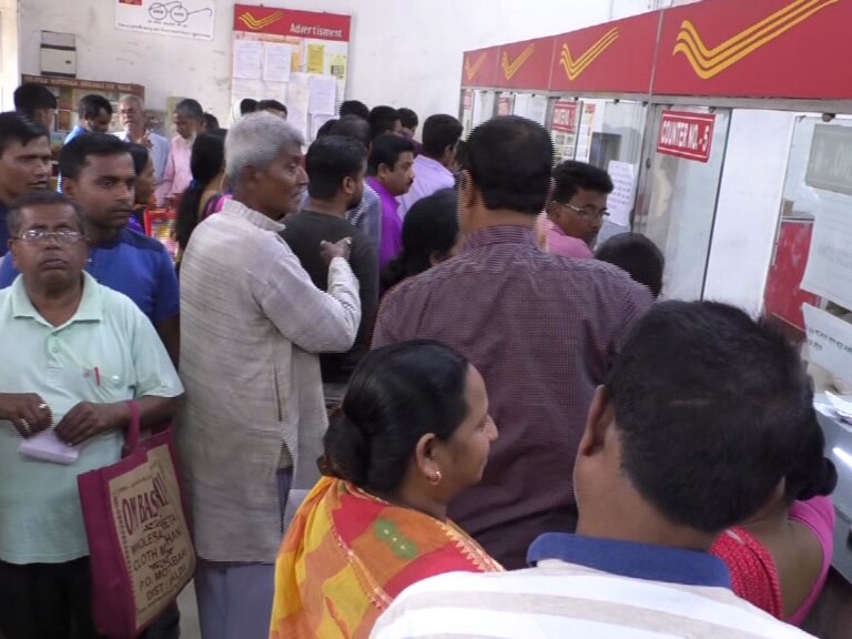 • এক হাত থেকে অন্য হাতে যাচ্ছে লক্ষ লক্ষ টাকা। কেউ টাকা তুলছেন, কেউ টাকা জমা করছেনকেউ স্পিড পোষ্ট বা নথিপত্র রেজিষ্ট্রি করছেন। • এক হাত থেকে অন্য হাতে যাচ্ছে লক্ষ লক্ষ টাকা। কেউ টাকা তুলছেন, কেউ টাকা জমা করছেনকেউ স্পিড পোষ্ট বা নথিপত্র রেজিষ্ট্রি করছেন।