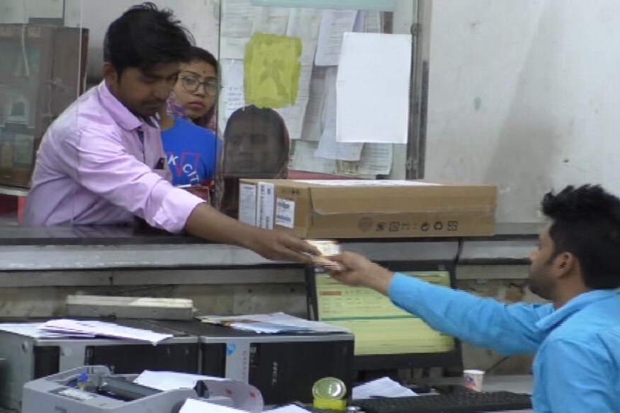• সতর্কতার প্রচারই সার। মালদহের মুখ্য ডাকঘরে গাদাগাদি করে লাইনে গ্রাহকেরা। দীর্ঘক্ষন লাইনে দাঁড়িয়ে থেকে পেতে হচ্ছে পরিষেবা। • সতর্কতার প্রচারই সার। মালদহের মুখ্য ডাকঘরে গাদাগাদি করে লাইনে গ্রাহকেরা। দীর্ঘক্ষন লাইনে দাঁড়িয়ে থেকে পেতে হচ্ছে পরিষেবা।