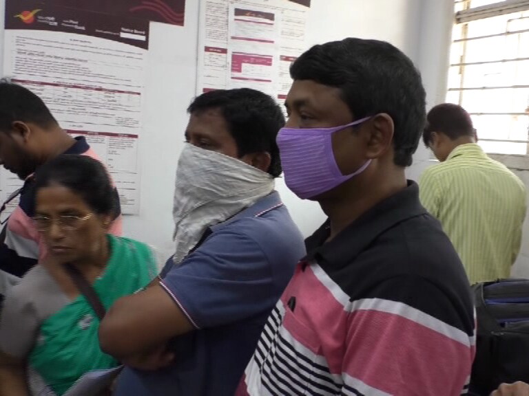 • শুধু যে হাতে হাত স্পর্ষ হচ্ছে তা নয়। অল্প পরিষরে ঘন্টার পর ঘন্টা গ্রাহকেরা একে অন্যের গা ঘেঁষে দাড়িয়ে থাকছেন। • শুধু যে হাতে হাত স্পর্ষ হচ্ছে তা নয়। অল্প পরিষরে ঘন্টার পর ঘন্টা গ্রাহকেরা একে অন্যের গা ঘেঁষে দাড়িয়ে থাকছেন।