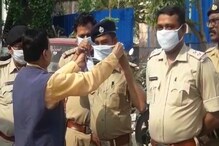 করোনা সতর্কতায় পুলিশের মুখে মাস্ক বেঁধে দিলেন কোন মন্ত্রী! করোনা সতর্কতায় পুলিশের মুখে মাস্ক বেঁধে দিলেন কোন মন্ত্রী!