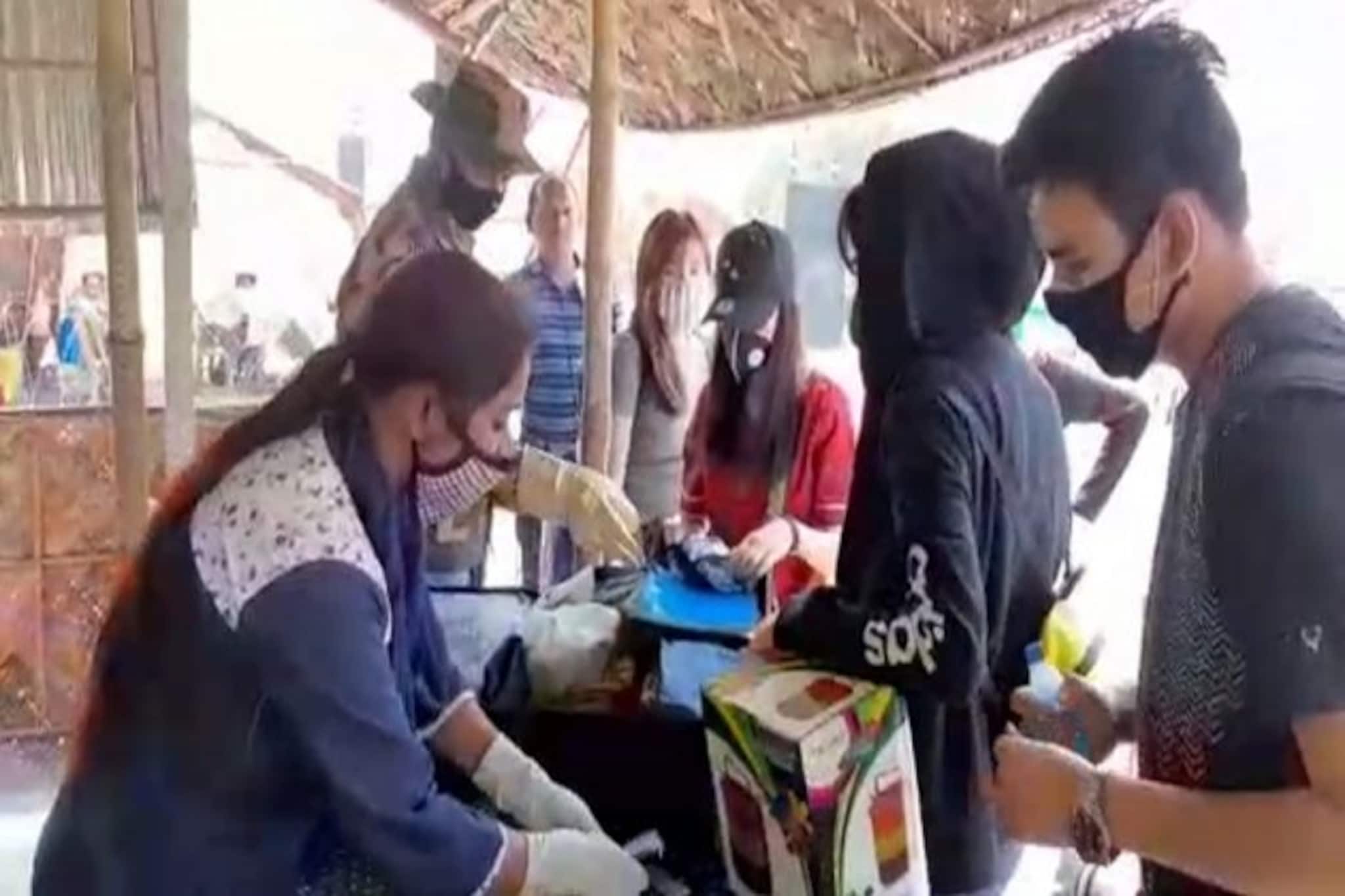 করোনা সতর্কতা, ইন্দো-বাংলাদেশ সীমান্ত পরিদর্শনে রাজ্যের পর্যটনমন্ত্রী গৌতম দেব