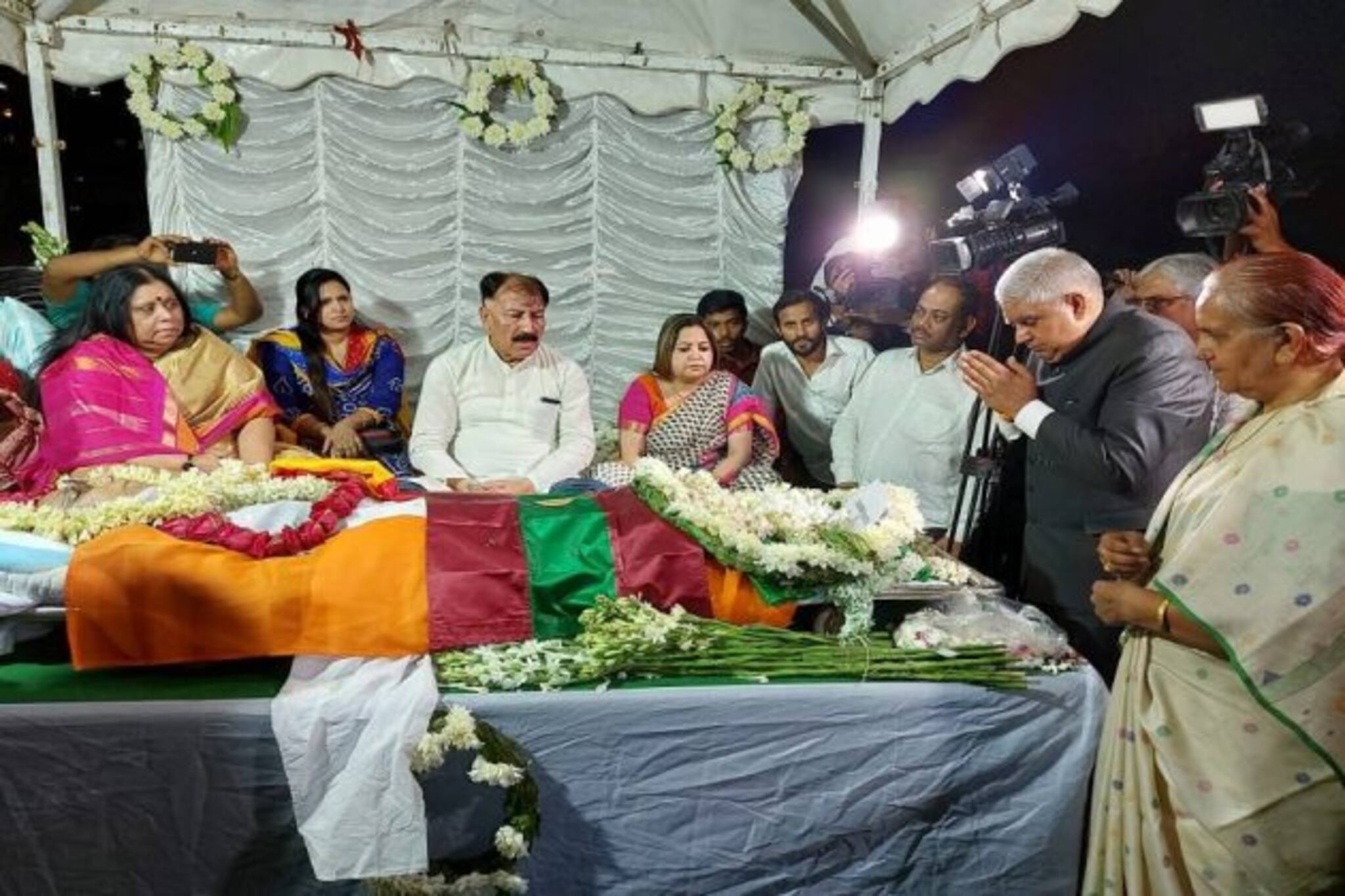 পিকে বন্দ্যোপাধ্যায়কে শেষ শ্রদ্ধা জানাতে হাজির রাজ্যপাল থেকে সাধারণ মানুষ