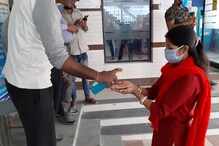 করোনা সতর্কতা! ব্যাঙ্কে বা অফিসে ঢোকার আগে হ্যান্ড স্যানিটাইজার বাধ্যতামূলক করোনা সতর্কতা! ব্যাঙ্কে বা অফিসে ঢোকার আগে হ্যান্ড স্যানিটাইজার বাধ্যতামূলক