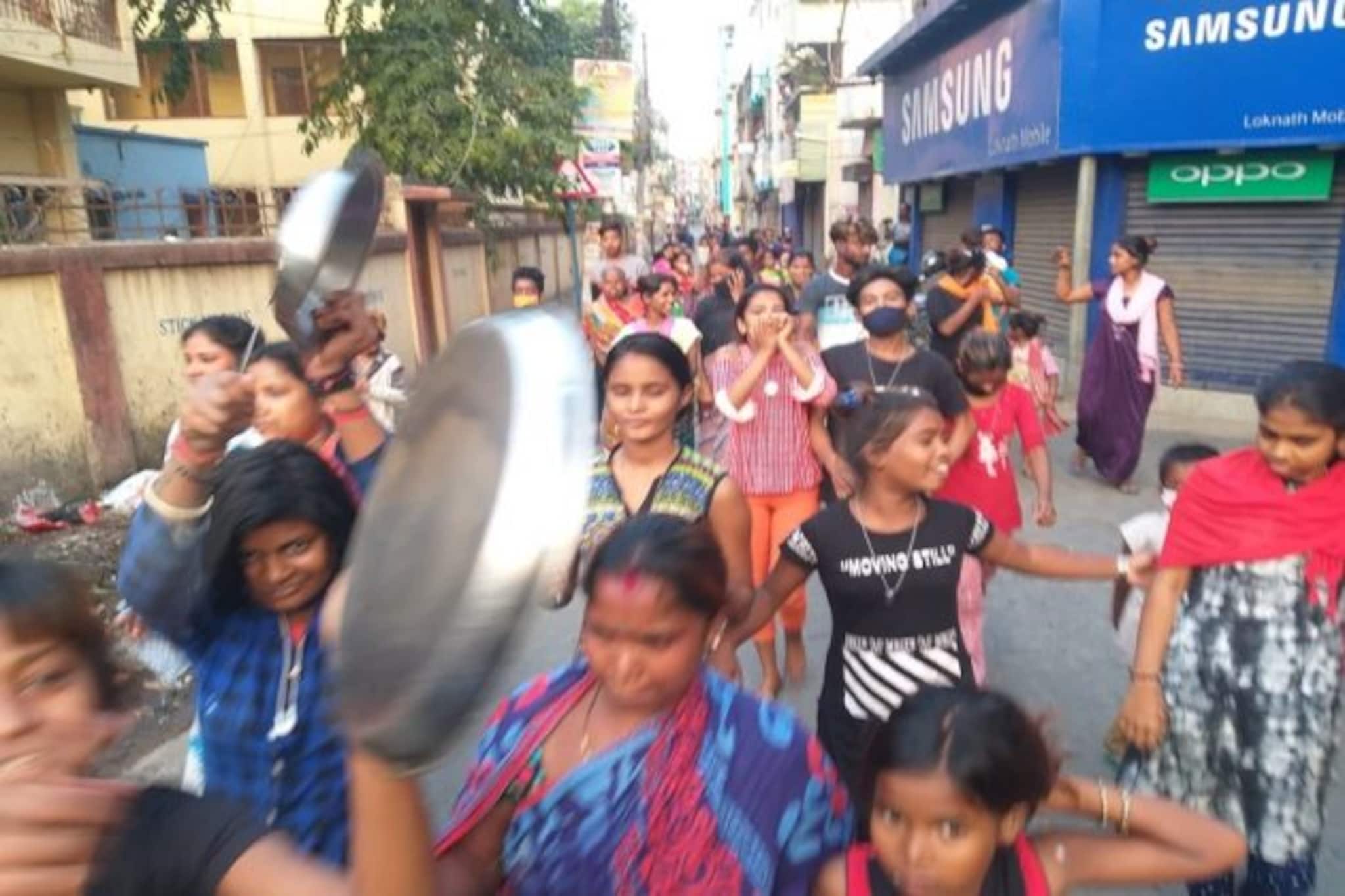 করোনা যোদ্ধাদের কুর্নিশ জানাতে গিয়ে বড় ভুল, আবেগতাড়িত হয়ে স্বতঃফূর্ত মিছিল