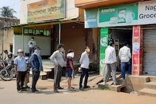 লক ডাউনের অন্য ছবি সিউড়ীতে, যতটুকু দরকার ততটুকুই জিনিস কিনলেন বাসিন্দারা