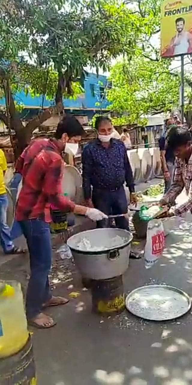করোনা সংক্রমণ ঠেকাতে দেশজুড়ে লকডাউন চলছে। বন্ধ স্কুল, কলেজ থেকে সব ধরনের অফিস, কল-কারখানা। দেশবাসীকে গৃহবন্দী থাকার নির্দেশ। এই সময় বন্ধ সব ধরনের খেলা। বন্ধ কলকাতা ময়দান। বন্ধ রাখা হয়েছে ক্লাব তাঁবু। বন্ধ ক্যান্টিন। তাই ময়দানের মালিদের এই কঠিন সময়ে সাহায্য করতে এগিয়ে এলেন প্রাক্তন ক্রিকেটার তথা মন্ত্রী লক্ষ্মীরতন শুক্লা। করোনা সংক্রমণ ঠেকাতে দেশজুড়ে লকডাউন চলছে। বন্ধ স্কুল, কলেজ থেকে সব ধরনের অফিস, কল-কারখানা। দেশবাসীকে গৃহবন্দী থাকার নির্দেশ। এই সময় বন্ধ সব ধরনের খেলা। বন্ধ কলকাতা ময়দান। বন্ধ রাখা হয়েছে ক্লাব তাঁবু। বন্ধ ক্যান্টিন। তাই ময়দানের মালিদের এই কঠিন সময়ে সাহায্য করতে এগিয়ে এলেন প্রাক্তন ক্রিকেটার তথা মন্ত্রী লক্ষ্মীরতন শুক্লা।