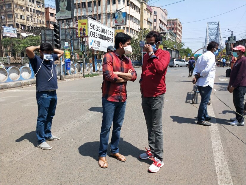 লক্ষ্মীরতন শুক্লাকে দেখা যায় রাস্তায় বসে খাওয়ার ভাগ করছেন। ময়দানের মালিদের মাস্ক দেওয়া হয়। শুধু মালিদের সাহায্য করাই নয় নিজের এলাকায় গরিব ও দুঃস্থ মানুষদের খাওয়ানোর দায়িত্ব নিজের কাঁধে তুলে নেন লক্ষ্মী। নিজের হাতে খাবার বিতরণ করেন রাজ্যের ক্রীড়া দফতর প্রতিমন্ত্রী। শুধু ময়দানের মালি বা দুঃস্থদের পাশে দাঁড়ানোই নয়। বিধায়ক হিসেবে যে বেতন পান, সেখান থেকে তিন মাসের টাকা মুখ্যমন্ত্রীর রিলিফ ফান্ডে তুলে দিয়েছেন লক্ষ্মীরতন শুক্লা। এমনকি ভারতীয় ক্রিকেট বোর্ডের তরফ থেকে যে পেনশন পান, সেখান থেকেও তিন মাসের টাকা রিলিফ ফান্ডে দিয়েছেন প্রাক্তন ভারতীয় ক্রিকেটার। 1999 সালে ভারতীয় জার্সিতে অভিষেক হয় লক্ষ্মীরতন শুক্লার।