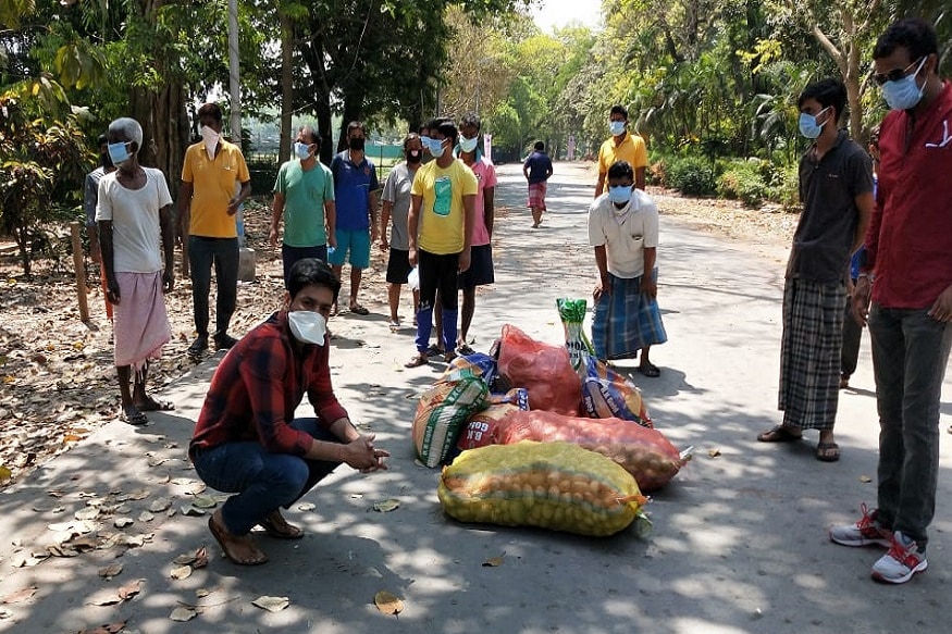 করোনা যুদ্ধে এগিয়ে এলেন বাংলার ক্রীড়া প্রতিমন্ত্রী লক্ষ্মীরতন শুক্লা। অভিনব উদ্যোগ নেওয়ার পাশাপাশি নিজের বেতন ও পেনশন দান করলেন রাজ্য সরকারের আপৎকালীন ত্রাণ তহবিলে। Story: Eeron Roy Barman করোনা যুদ্ধে এগিয়ে এলেন বাংলার ক্রীড়া প্রতিমন্ত্রী লক্ষ্মীরতন শুক্লা। অভিনব উদ্যোগ নেওয়ার পাশাপাশি নিজের বেতন ও পেনশন দান করলেন রাজ্য সরকারের আপৎকালীন ত্রাণ তহবিলে। Story: Eeron Roy Barman
