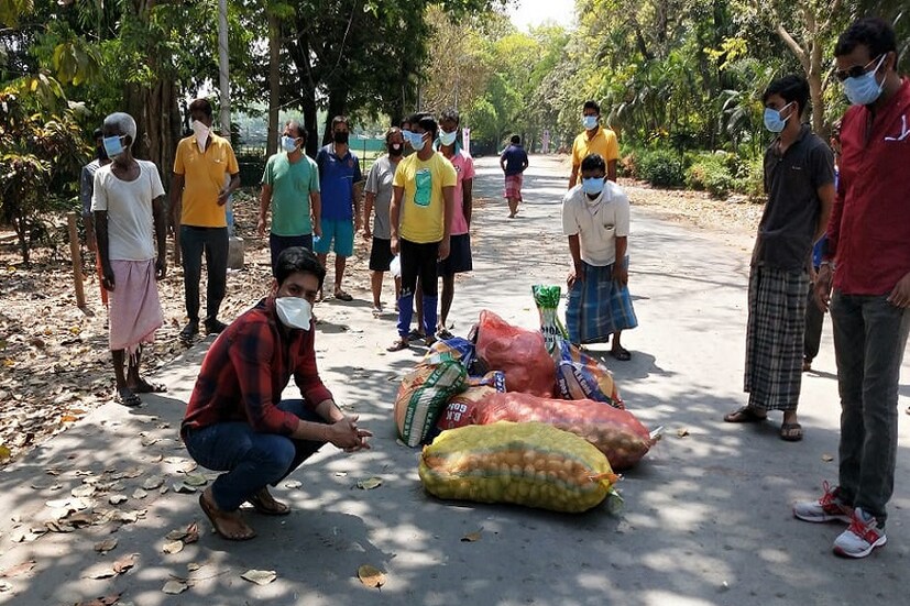করোনা যুদ্ধে এগিয়ে এলেন বাংলার ক্রীড়া প্রতিমন্ত্রী লক্ষ্মীরতন শুক্লা। অভিনব উদ্যোগ নেওয়ার পাশাপাশি নিজের বেতন ও পেনশন দান করলেন রাজ্য সরকারের আপৎকালীন ত্রাণ তহবিলে। Story: Eeron Roy Barman     
