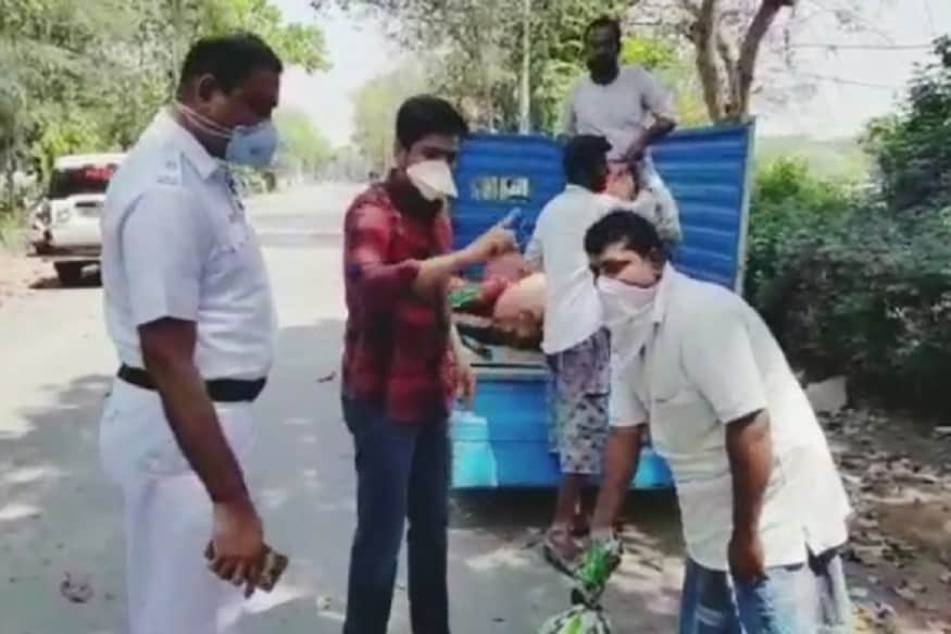 নিজের হাতে মালিদের তুলে দেন জরুরী সামগ্রী। লক্ষ্মীরতন শুক্লা জানান, নিজের হাতে মালিদের তুলে দেন জরুরী সামগ্রী। লক্ষ্মীরতন শুক্লা জানান,