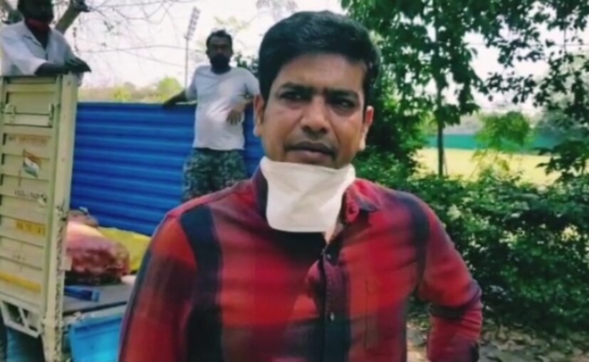 চাল, ডাল, আলু,পেঁয়াজ-সহ নিত্যপ্রয়োজনীয় জরুরী জিনিস গুলো নিয়ে হাজির হলেন কলকাতা ময়দানে। শুক্রবার সকালে একটি গাড়ি করে সমস্ত সামগ্রী নিয়ে ময়দানে হাজির হন লক্ষ্মীরতন শুক্লা।