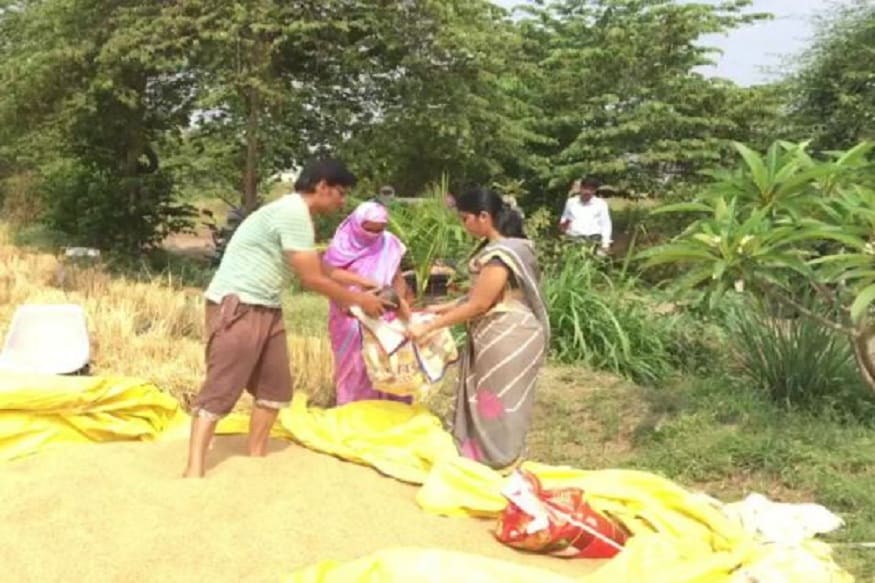করোনা সংকটের জেরে লকডাউনে অনেকেরই উপার্জন বন্ধ হয়েছে৷ খাবারও কিনতে পারছেন না অনেকে৷ যাঁদের ক্রয়ক্ষমতা রয়েছে, তাঁদের অধিকাংশই অনিশ্চয়তার আশঙ্কায় যতটা সম্ভব বেশি করে খাবার মজুত করে রাখছেন৷ এই পরিস্থিতিতে ব্যতিক্রমী উদ্যোগ নিলেন মহারাষ্ট্রের নাসিকের এক কৃষক৷ PHOTO- ANI করোনা সংকটের জেরে লকডাউনে অনেকেরই উপার্জন বন্ধ হয়েছে৷ খাবারও কিনতে পারছেন না অনেকে৷ যাঁদের ক্রয়ক্ষমতা রয়েছে, তাঁদের অধিকাংশই অনিশ্চয়তার আশঙ্কায় যতটা সম্ভব বেশি করে খাবার মজুত করে রাখছেন৷ এই পরিস্থিতিতে ব্যতিক্রমী উদ্যোগ নিলেন মহারাষ্ট্রের নাসিকের এক কৃষক৷ PHOTO- ANI