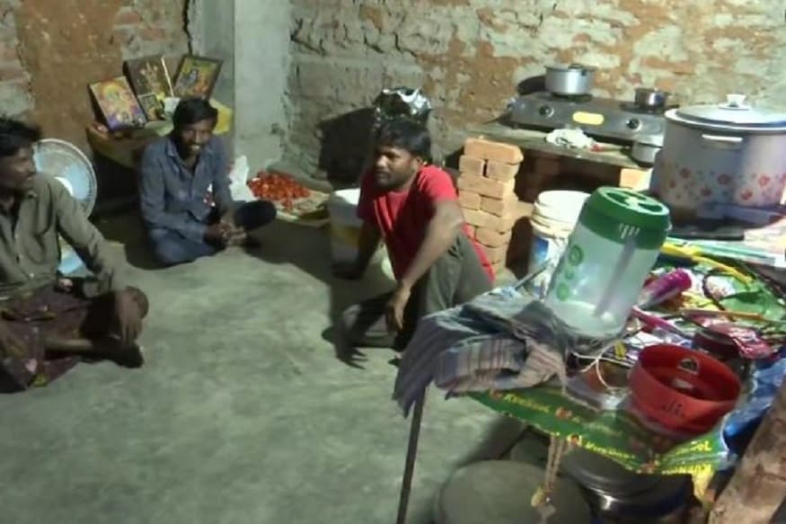 এমনই মানবিক ছবি দেশের অন্যান্য প্রান্তেও দেখা গিয়েছে৷ হায়দ্রাবাদের এক ঠিকাদার নিজের নির্মাণ শ্রমিকদের কাজ থেকে তাড়িয়ে না দিয়ে বরং তাঁদের থাকার জন্য অস্থায়ী থাকার ব্যবস্থা করে দিয়েছেন৷ ওই ঠিকাদাকরের কথা অনুযায়ী তিনি কোনওভাবে চান না যে তাঁর কাছে কর্মরত শ্রমিকরা কোনওভাবে করোনা ভাইরাসে আক্রান্ত হন৷PHOTO- ANI এমনই মানবিক ছবি দেশের অন্যান্য প্রান্তেও দেখা গিয়েছে৷ হায়দ্রাবাদের এক ঠিকাদার নিজের নির্মাণ শ্রমিকদের কাজ থেকে তাড়িয়ে না দিয়ে বরং তাঁদের থাকার জন্য অস্থায়ী থাকার ব্যবস্থা করে দিয়েছেন৷ ওই ঠিকাদাকরের কথা অনুযায়ী তিনি কোনওভাবে চান না যে তাঁর কাছে কর্মরত শ্রমিকরা কোনওভাবে করোনা ভাইরাসে আক্রান্ত হন৷PHOTO- ANI