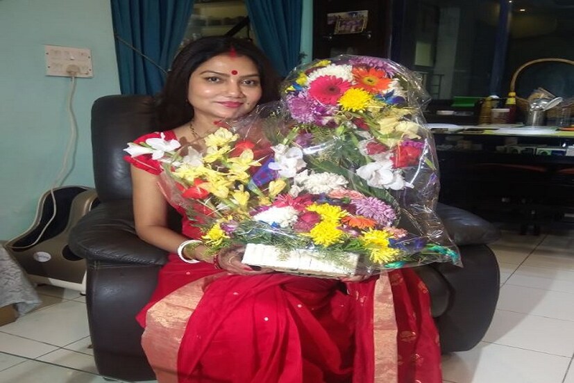 উপহার হাতে দোলন৷