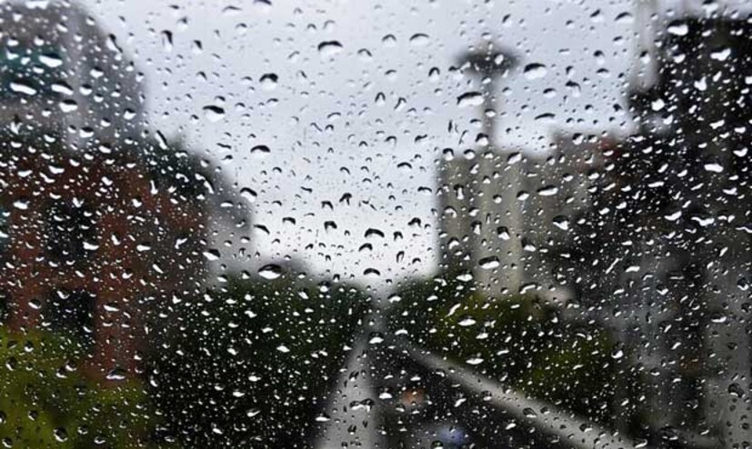 আবহাওয়া দফতরের পূর্বাভাস অনুযায়ী, মঙ্গলবার রাত থেকেই বৃষ্টি শুরু কলকাতায়।