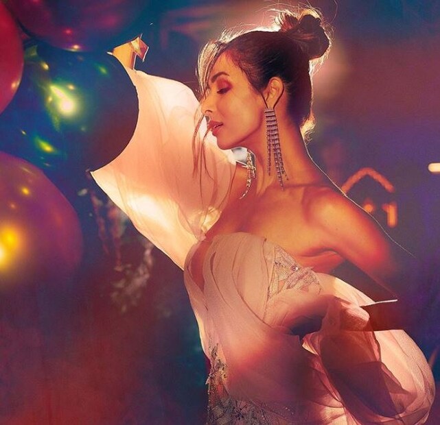 সম্প্রতি অফ শোল্ডার পোশাক পরে হাতে বেলুন নিয়ে ইনস্টাগ্রামে ছবি পোস্ট করলেন মালাইকা ৷ 