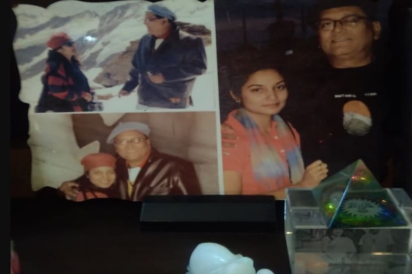 পুরনো অ্যালবাম৷ দেখাতে দেখাতে স্মৃতির অতলে ডুব দিলেন দোলন৷