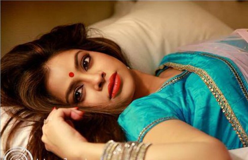 তবে শুধু শোয়ের জন্য নয় ৷ ঠোঁটকাটা হওয়ার জন্য বার বার বিতর্কে জড়িয়েছেন সুমনা ৷ 