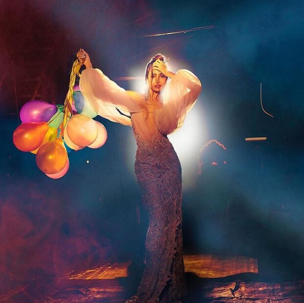 ছবি দেখে নেটিজেনরা বলছেন, ‘কত টাকায় দিচ্ছেন আপনার বেলুন ?’ ৷ অনেকে তো মালাইকার বয়স নিয়েও খোটা দিয়েছেন ৷ 