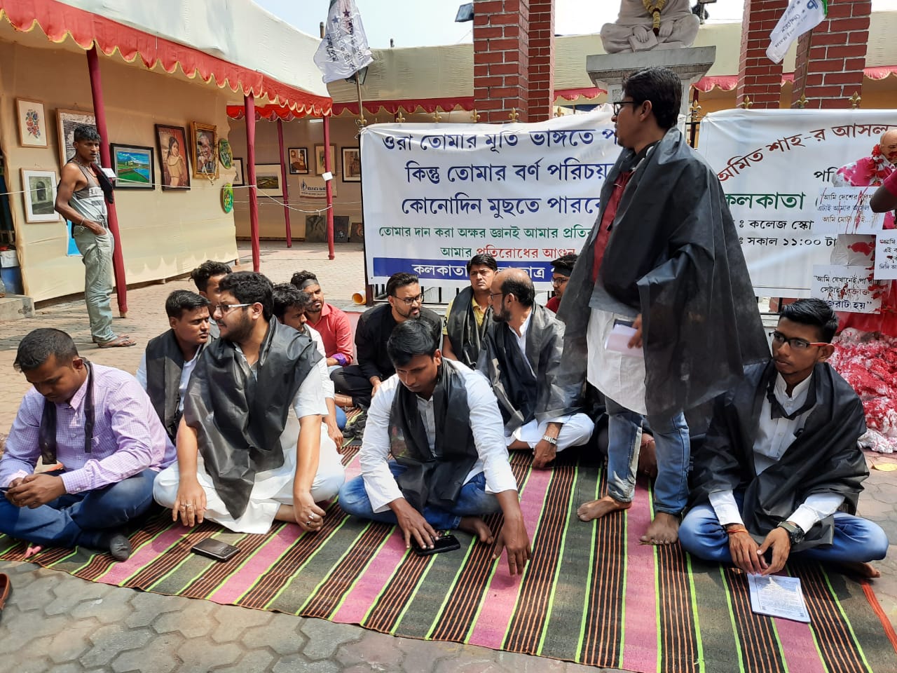 অমিত শাহকে 'নরখাদক' আখ্যা দিয়ে একটি পুতুল তৈরি করে। পুতুলটিকে রক্তের রঙে রাঙানো হয়। সেই পুতুল নিয়ে কলেজ স্কোয়ারে বিদ্যাসাগর মূর্তির পাদদেশে কালো কাপড় গায়ে দিয়ে অবস্থান কর্মসূচি পালন করে ছাত্র পরিষদ। তাদের বক্তব্য, এর আগে যখন অমিত শাহ কলকাতা এসেছিলেন তখন বিদ্যাসাগরের মূর্তি ভাংচুরের ঘটনা ঘটেছিল। তাই বিদ্যাসাগরের মূর্তিকে পাহারা দিয়ে অবস্থান-বিক্ষোভ পালন করছে তারা। অমিত শাহকে 'নরখাদক' আখ্যা দিয়ে একটি পুতুল তৈরি করে। পুতুলটিকে রক্তের রঙে রাঙানো হয়। সেই পুতুল নিয়ে কলেজ স্কোয়ারে বিদ্যাসাগর মূর্তির পাদদেশে কালো কাপড় গায়ে দিয়ে অবস্থান কর্মসূচি পালন করে ছাত্র পরিষদ। তাদের বক্তব্য, এর আগে যখন অমিত শাহ কলকাতা এসেছিলেন তখন বিদ্যাসাগরের মূর্তি ভাংচুরের ঘটনা ঘটেছিল। তাই বিদ্যাসাগরের মূর্তিকে পাহারা দিয়ে অবস্থান-বিক্ষোভ পালন করছে তারা।