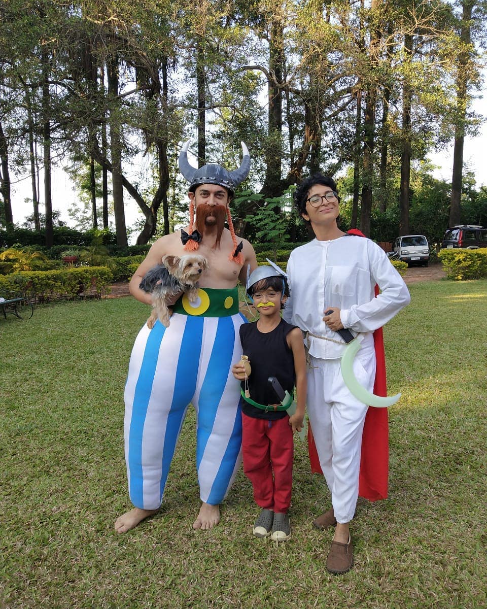 * দোলের দিন আমিরের পোস্ট করা ছবিতে কিরণ আর আজাদ দু'জনেই সাদা পোশাক পড়েছে। আজাদের হাতে হলুদ পিচকারি। আর একটি ছবি রং মাখা আজাদ। ছবি: ইনস্টাগ্রাম। * দোলের দিন আমিরের পোস্ট করা ছবিতে কিরণ আর আজাদ দু'জনেই সাদা পোশাক পড়েছে। আজাদের হাতে হলুদ পিচকারি। আর একটি ছবি রং মাখা আজাদ। ছবি: ইনস্টাগ্রাম।